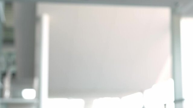 室内で走る白衣を着た女性