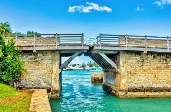 Somerset Bridge, the shortest opening drawbridge in the world, with a span of just 32 inches, enough to allow a sailing boat's mast to pass through, Somerset Island, Bermuda, North Atlantic