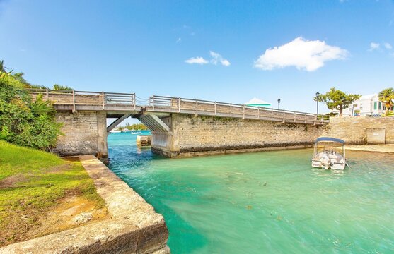 Somerset Bridge, the shortest opening drawbridge in the world, with a span of just 32 inches, enough to allow a sailing boat's mast to pass through, Somerset Island, Bermuda, North Atlantic