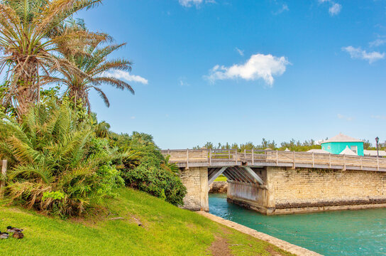 Somerset Bridge, the shortest opening drawbridge in the world, with a span of just 32 inches, enough to allow a sailing boat's mast to pass through, Somerset Island, Bermuda, North Atlantic