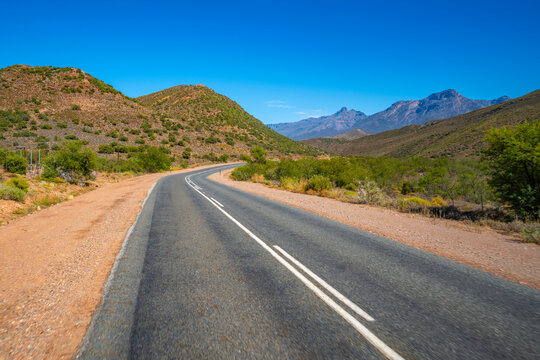View of road R62 and green mountainous landscape between Zoar and Calitzdorp
