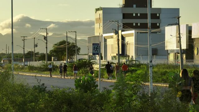 Amanhecer do dia, pessoas se exercitando.