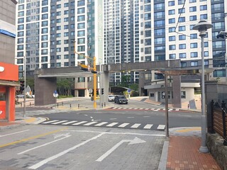The solidity and high-rise design of Korean apartments, and the image of the apartment’s main entrance