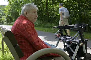frau mit rollator unterwegs