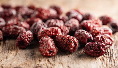 dried jujube in wooden tray