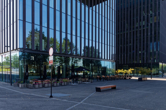 Parter kompleksu biurowego w centrum Katowic z restauracją.