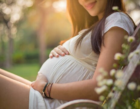 Kobieta w ciąży trzymająca się za brzuch