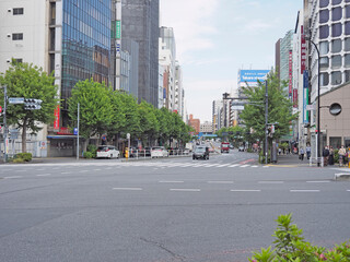 東京都心の道路風景。新宿。