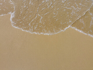 Arena de playa blanca con olas, playa de Conil, Cadiz. 