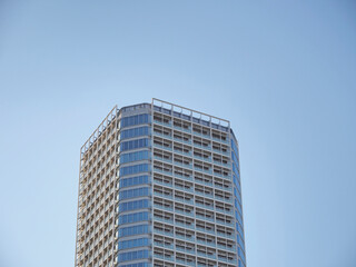 Fototapeta premium 青空に映える高層マンション