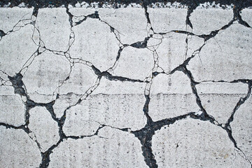 Une texture de peinture blanche de passage piéton craquelée