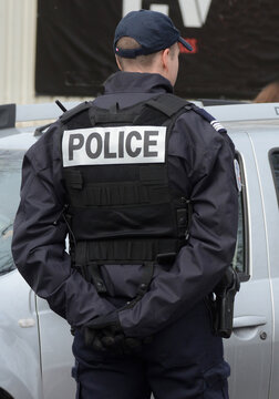 un policier de dos durant une intervention