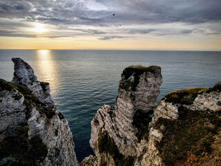 Felsen an der K&uuml;ste der Normandie im Abendlicht