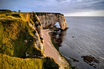Felsbogen an der K&uuml;ste der Normandie im Abendlicht