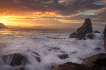 Obraz premium Sunset with dramatic sky on Azkorri beach, Getxo