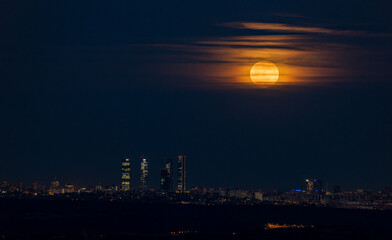 Fototapeta premium luna torres de Madrid