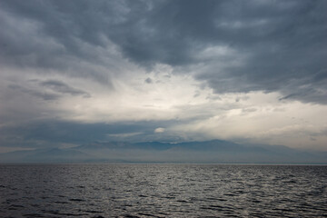 Obraz premium Gathering storm at the Salton Sea