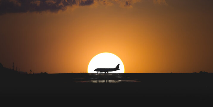 Una bella tarde de verano en Costa Rica, el atardecer y el sol al fondo. se prepara un avion para despegar