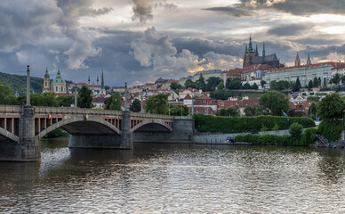 Obraz premium evening center of Prague - view of Prague Castle