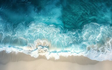 Obraz premium Aerial view of ocean waves hitting the beach