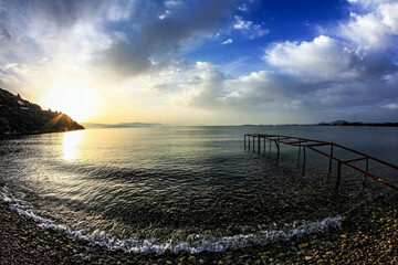 Obraz premium Morning sunrise on the sea shore with wonderful sea water