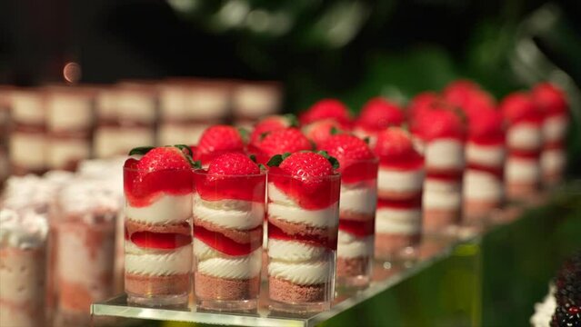 Varios Dulces en una mesa de protres decorada finamente con muchos colores