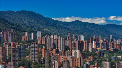 Imagen aérea de la ciudad de Medellín, Colombia; durante un día de verano espectacular