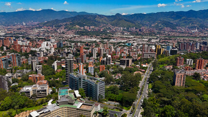 Fototapeta premium Imagen aérea de la ciudad de Medellín, Colombia; durante un día de verano espectacular