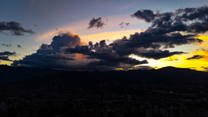 Imagen a&eacute;rea de un hermoso atardecer en la ciudad de Medell&iacute;n, Colombia.