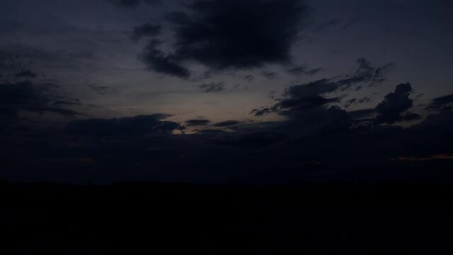 breve timelapse panoramico da un ambiente naturale di campagna, nel nord est Italia, che mostra il cambiamento delle nuvole nel cielo durante il tramonto, mentre l'atmosfera sfuma verso l'oscurit&agrave;
