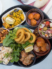 Surtido de tapas variadas en un restaurante