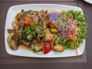 Carne y verduras salteadas estilo tailandés