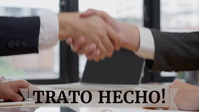 Empresarios en su despacho d&aacute;ndose la mano y cerrando un acuerdo de contrataci&oacute;n o asociaci&oacute;n. Un cartel con dise&ntilde;o con la frase Trato Hecho aparece desde la izquierda. 