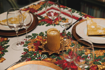 tavolo apparecchiato per un pranzo o una cena di natale, visto dall'alto e da vicino