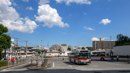郊外のバスロータリー
