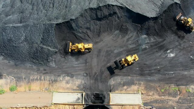tractores trabajan en una mina de carbon