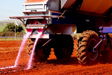 Obraz premium trator, maquinaria, máquina, equipamento, roda, veículo, buldózer, vintage, vermelho, carro, encantar, campo, agrícola, transporte, trabalho, estrada secundária, indústria, motor, adubo, jogandoadubo