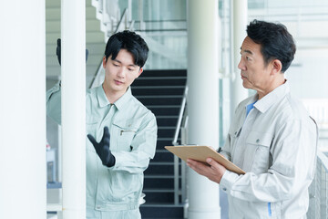 排水管の点検をする作業員