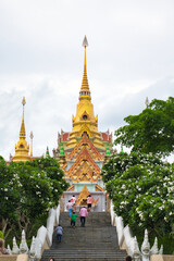 Fototapeta premium 高台に建つ高尚なお寺 プラチュワップ キーリー カン พระมหาธาตุเจดีย์ภักดีประกาศ Phra Mahathat Chedi Phakdee Prakat