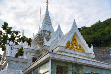 Fototapeta premium 海沿いに建つ神社 チュムポーン・タイ Krom Luang Chumphon Khet Udomsak Shrine พระตำหนักกรมหลวงชุมพรเขตอุดมศักดิ์