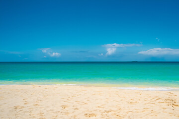 Fototapeta premium Quiet Serene Ocean With Sandy Beach Island 