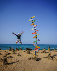 persona saltando en la palya de punta gallinas las guajira colombia, punto mas al norte de latinoamerica 