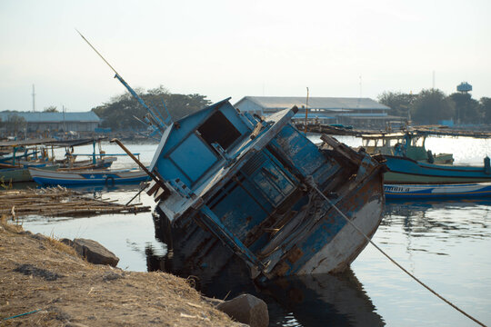 shipwreck in probolinggo fisher port