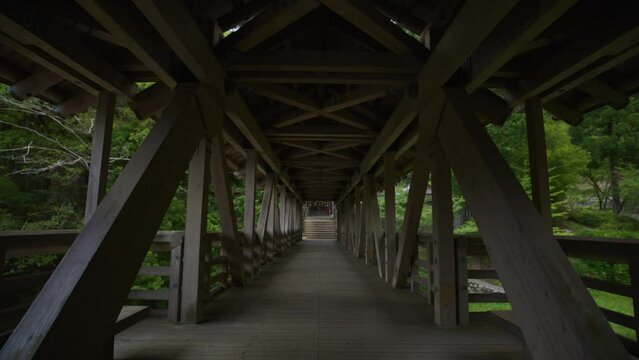 日本の神社の木製の回廊