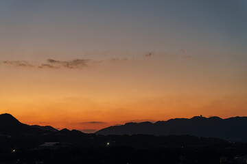 赤く焼けた朝の空