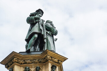 ドイツの首都フランクフルト市内の広場にある偉人の銅像
