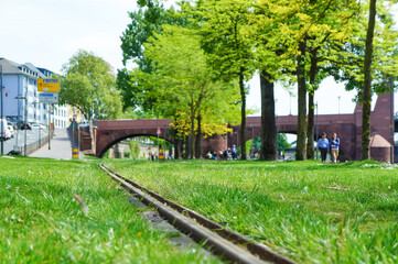 芝生の上に真っ直ぐに伸びた線路が見える風景