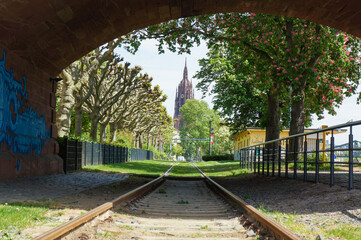 Fototapeta premium 真っ直ぐにのびる線路がある風景