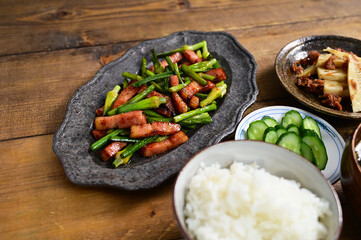 一汁二菜 タケノコのおかか梅肉和え、ニンニクの芽とベーコンの炒め物