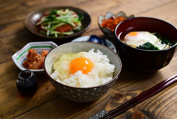 卵かけご飯定食 明太子、漬物、人参きんぴら、水菜とサーモンの和え物